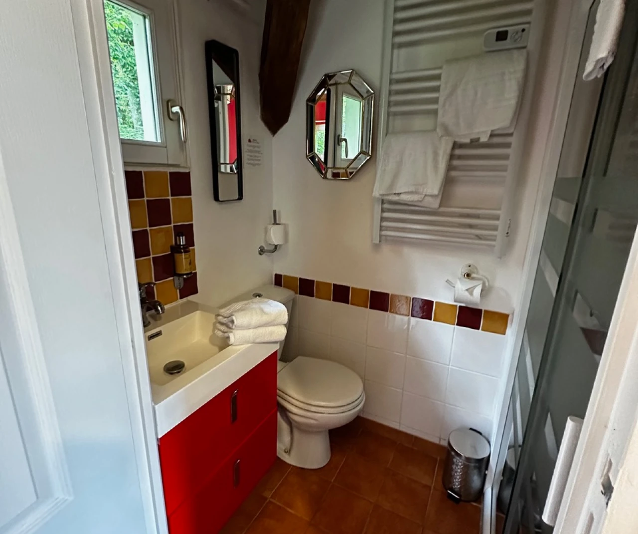 Photo de la salle de bain de la maisonnette la 'Bergerie'